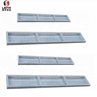 andamio de tablones de metal